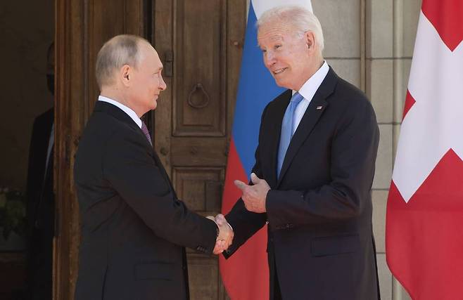 [제네바=AP/뉴시스]조 바이든(오른쪽) 미국 대통령과 블라디미르 푸틴 러시아 대통령이 16일(현지시간) 정상 회담이 열리는 스위스 제네바의 '빌라 라 그랑주'에 도착해 인사를 나누고 있다. 2021.06.17.