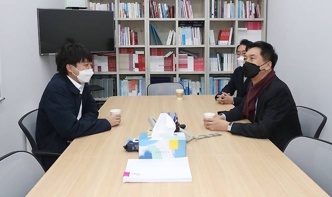 이준석 국민의힘 대표와 김기현 원내대표가 3일 오후 울산시당에서 만나 대화하고 있다. [연합]