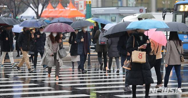 [서울=뉴시스] 배훈식 기자 = 전국에 겨울비가 내린 지난달 30일 오전 세종대로 사거리에서 우산을 든 시민들이 출근길 발걸음을 옮기고 있다. 2021.11.30. dahora83@newsis.com