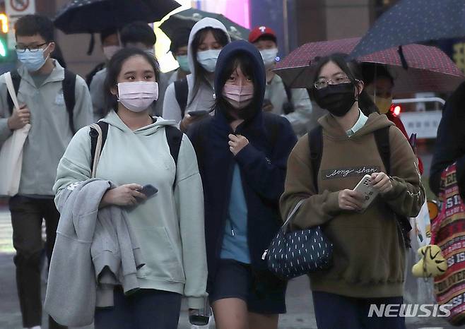 [타이베이=AP/뉴시스] 대만 수도 타이베이에서 지난달 30일 코로나19 예방을 위해 마스크를 착용한 시민들이 시내 거리를 활보하고 있다. 2021.12.04