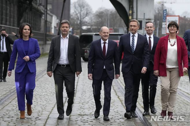 [베를린(독일)=AP/뉴시스] 독일 사회민주당(SPD)의 올라프 숄츠 부총리 겸 재무장관(왼쪽에서 세번째)이 24일(현지시간) 녹색당·자유민주당(FDP) 대표들과 함께 공동 기자회견장으로 향하고 있다. 2021.11.25.