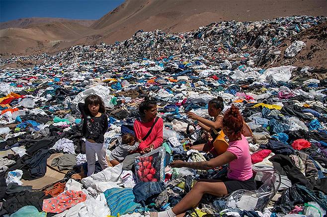 지난 9월 26일 칠레 북부 아타카마사막에 버려진 수만 t의 옷 더미에서 현지인들이 입을 수 있거나 팔 만한 옷들을 찾고 있다. 세계일보 자료사진