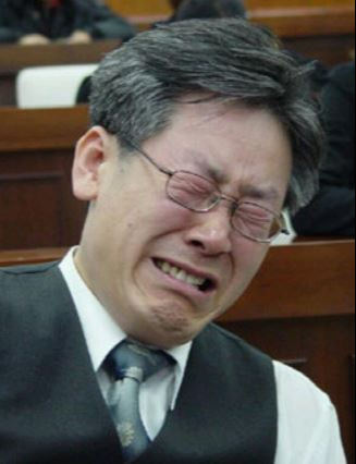 더불어민주당 이재명 대선 후보가 2004년 성남시립의료원 설립 및 운영에 관한 조례가 시의회에서 ‘날치기 부결’되자 본회의장에서 두 눈을 질끈 감고 오열하고 있다. 민주당 제공