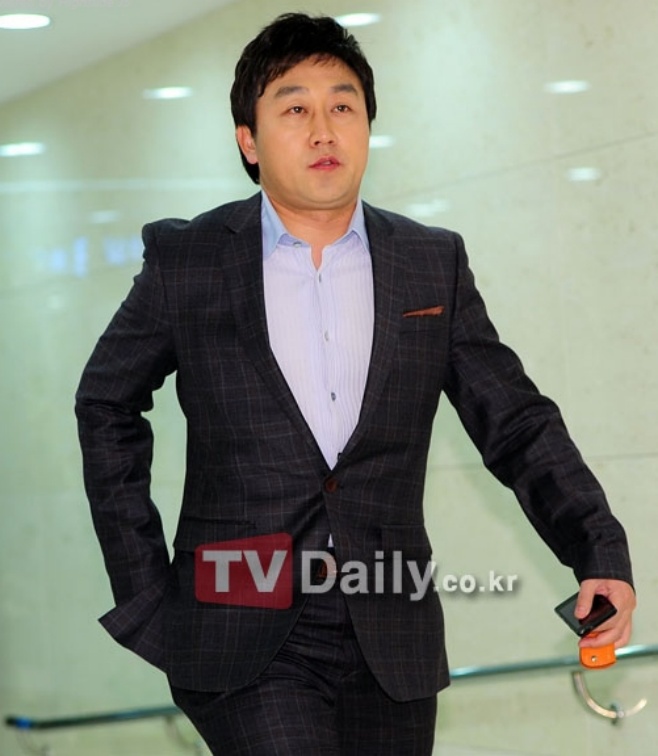With the disrespectful controversy still unraveling over Lee Jin-hyukbi leader and Dancer no:ze of Kim Hyun-wook, 49, a broadcaster from KBS Announcer, he is consistent with Silence.So no:ze fans are asking for an official apology for Kim Hyun-wook.Kim Hyun-wook has been controversial recently at the event, revealing that he made rude remarks and progress toward Dancer no:ze (real name Noh Ji-hye and 25).Kim Hyun-wook has not announced any position since the controversy on February 2.Kim Hyun-wook, who was the host of the 2021 Korea Fashion Awards ceremony, pointed out the no:ze king who attended the model on the day and adhered to a rude attitude such as demanding a sudden dance.Kim Hyun-wook said, I called him with expensive money, but it did not work. Hat was covered.I wish he had let me dance once. At the moment he pointed out the Woking of no:ze, not the professional model, and maintained the progress that did not fit the awards ceremony, asking no:ze to Wok once again.Kim Hyun-wooks attitude, which seems to be actually dealing with the lower person, frowned at many people.Especially Lee Jin-hyukbi and no:ze fans are not sinking Furious, shouting Kim Hyun-wook boycott.Some fans have been criticized for the inability to speak through Kim Hyun-wook Instagram, and the seriousness of the situation is increasing.Some are bursting into a fuss that Kim Hyun-wook is avoiding apology, waiting for the controversy to disappear.There are also no:ze fans opinions that Kim Hyun-wook will boycott the official event.Kim Hyun-wook is aware of the public opinion in the future and will stand on this controversy.No:ze was recognized as a dance crew Lee Jin-hyukbi leader by appearing on the recently made headline Mnet entertainment program Street Woman The Fighter.Currently, it is popular with various entertainment and advertising love calls.
