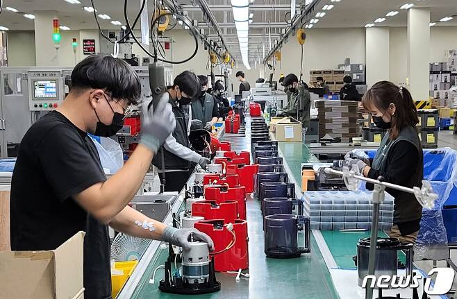 지난 11월 29일 경남 김해 휴롬 본사 생산라인에서 근로자들이 H300을 생산하고 있다. © 뉴스1 조현기 기자