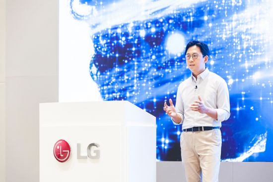 배경훈 LG AI연구원장이 지난 5월 토크콘서트에서 발표하고 있다.(사진출처=LG AI연구원)