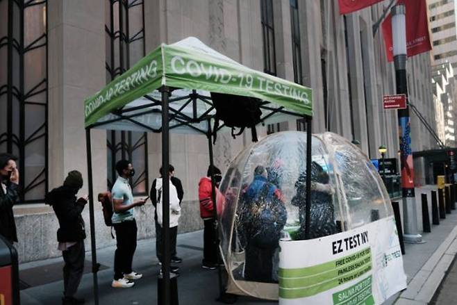 미국 뉴욕에서 지난달 28일(현지 시각) 코로나19 검사를 받기 위해 사람들이 길게 줄을 서 있다. /AP 연합뉴스