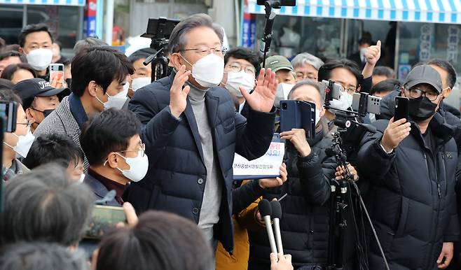 이재명  더불어민주당 대선후보가 지난 4일 전북 군산시 공설시장을 방문, 시민들에게 지지를 호소하고 있다. /연합뉴스