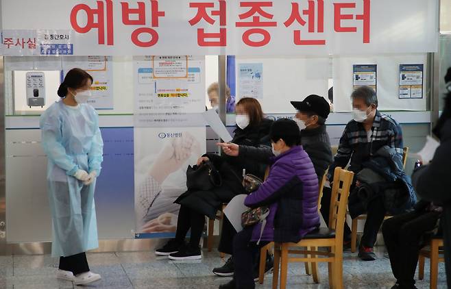 서울 서대문구 한 병원 예방 접종센터에서 코로나19 백신을 접종 받기 위해 시민들이 대기하고 있다. /연합뉴스