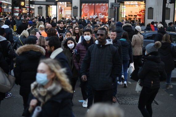 4일 영국 런던의 번화한 옥스퍼드 거리가 마스크 쓴 사람과 안 쓴 사람들로 뒤섞여 북적이고 있다. 영국 정부는 오미크론 변이 확산으로 실내 마스크 착용 의무화를 다시 도입했다. 런던/AFP 연합뉴스