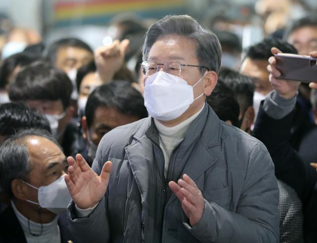 이재명 더불어민주당 대선후보가 5일 전북 정읍 샘고을시장을 방문해 연설하고 있다. 뉴스1
