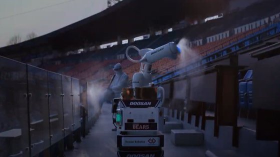야구 경기장에서 방역 작업 중인 방역 로봇. [두산로보틱스 유튜브 캡처]