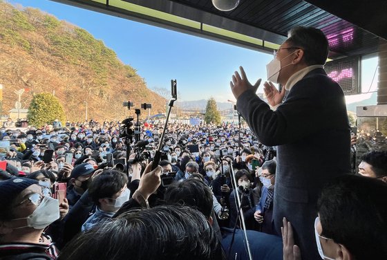 이재명 더불어민주당 대선 후보가 5일 오후 전북 진안군 진안인삼상설시장을 방문해 연설하고 있다. 뉴스1
