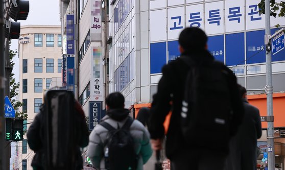 지난달 9일 오후 서울 강남구 대치동 학원가에서 학생들이 오가고 있다.   연합뉴스