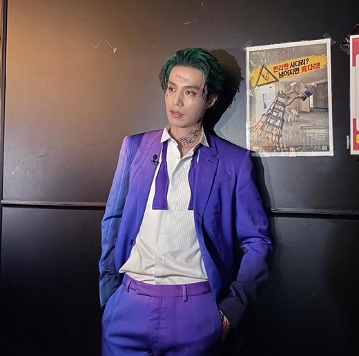 Actor Lee Dong-wook transformed into a Joker character.Lee Dong-wook posted two photos on his personal instagram on the 4th, along with an article entitled Amazing Saturday! Next week...Lee Dong-wook in the uploaded photo stares at the camera with an intense force, with purple suits, shirts and green hair radiating an untouchable charisma.Especially, the temporary tattoo on the face and neck attracts attention.Lee Dong-wook has raised his expectation for the main part by releasing a make-up appearance for the cable channel tvN Amazing Saturday.Lee Dong-wook stars in the Teabing original film Happy New Year.Happy New Year is a story about people who have visited the hotel MUniversity of California, Los Angeles with their own stories, and Lee Dong-wook plays the role of MUniversity of California, Los Angeles representative Yongjin.Happy New Year, starring Lee Dong-wook, can be seen at Teabing and Theater this month.