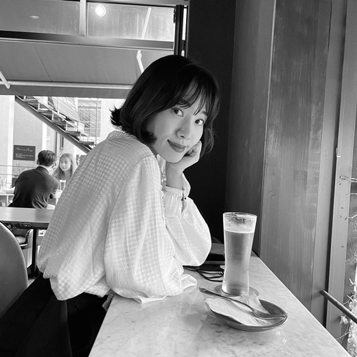 Now, Im breaking up (hereinafter referred to as Jihejung), the leading characters Song Hye-kyo and Choi Hee-seo showed off their best friend Chemie.On the 4th, SBS gilt drama Jihejung official Instagram account posted a meeting shot of Song Hye-kyo of Ha Young and Choi Hee-seo of Hwang Chi Sook.In the photo, Song Hye-kyo is drinking beer in a comfortable outfit, especially as he broke through the black and white effect and showed off his extreme goddess beauty and robbed his eyes.Another photo showed Choi Hee-seo, who emanated an extraordinary atmosphere. He looked at the camera with deep eyes.Jihe Jung added, Chisui and Young Eun are the dating scene!Choi Hee-seo also commented, Drinking is Daytime Drinking.Jihejung is broadcast every Friday and Saturday at 10 p.m.