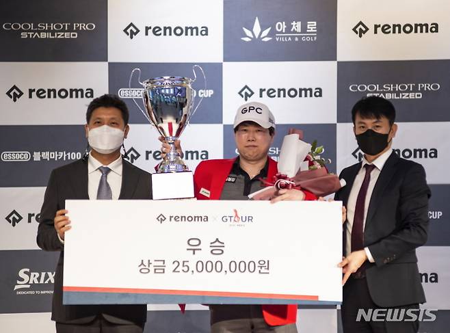[서울=뉴시스] '2021 레노마 골프 G투어(GTOUR) 남자대회 챔피언십'에서 순범준(가운데)이 우승을 차지했다. (사진=골프존 제공) 2021.12.05. photo@newsis.com