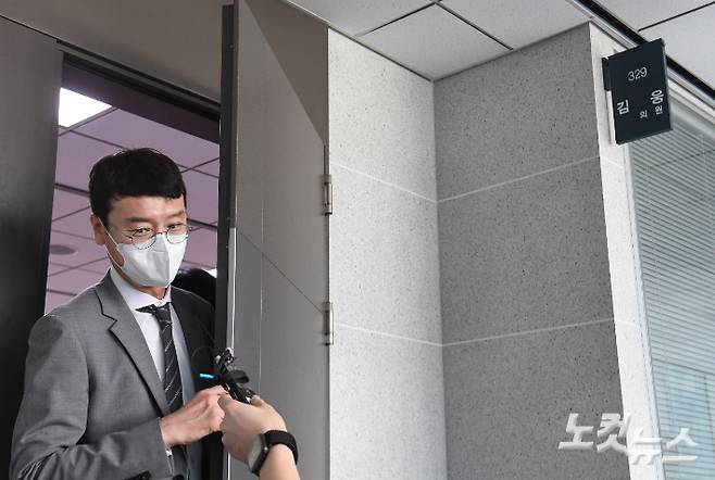국민의힘 김 의원이 압수수색에 대한 입장을 밝힌 후 의원실로 들어가고 있다. 윤창원 기자
