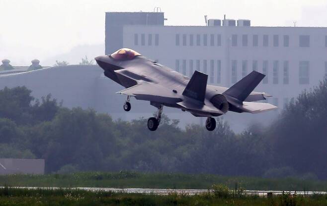 22일 오후 청주 공군기지에서 스텔스 전투기 F-35A가 비행을 마친 뒤 착륙하고 있다. 2019.8.22 연합뉴스