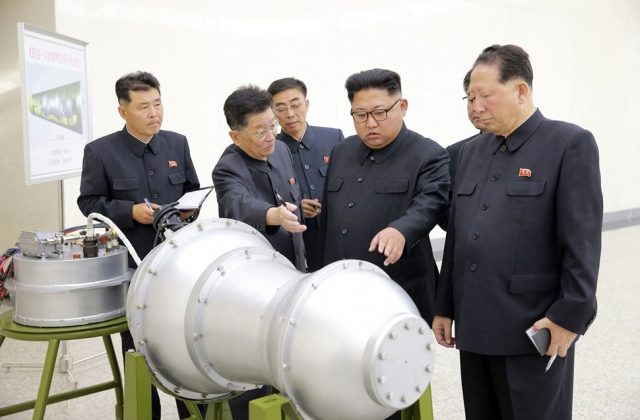 김정은 북한 노동당 위원장(오른쪽 두 번째)이 핵탄두 모형을 살펴보는 모습. 북한은 지난 2017년 9월 3일 6차 핵실험 이후 해당 사진을 관영 언론을 통해 공개했다. /조선중앙통신 AP 연합뉴스