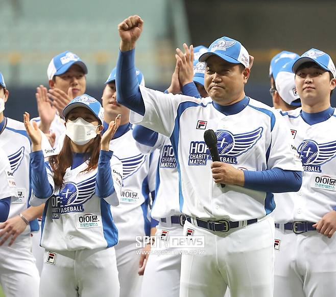 ▲ 양준혁 야구재단 이사장(오른쪽에서 2번째)이 자선야구대회 인삿말을 하고 있다. ⓒ곽혜미 기자