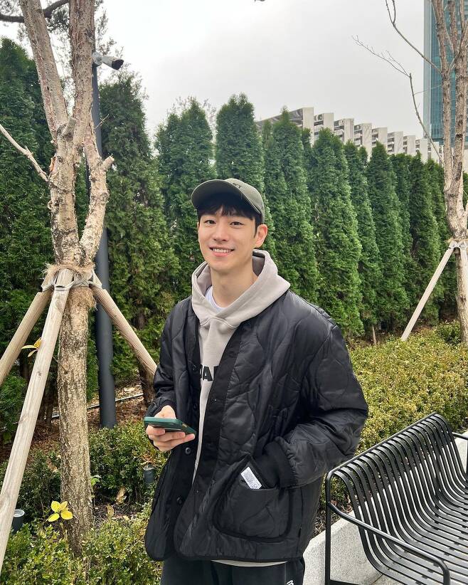 Lee Je-hoon posted several photos on his instagram on the afternoon of the 5th, along with an article entitled Send you a calm Sunday.Lee Je-hoon in the public photo is staring at the camera wearing a black jacket in a hoodie.His smile with a cap cap cap draws the attention of many people.Meanwhile, Lee Je-hoon, who was born in 1984 and is 37 years old, recently appeared in the drama Move to Heaven: I am a relics organizer and is currently about to unveil the WATCHA original short film project Unframed.Photo: Lee Je-hoon Official Instagram