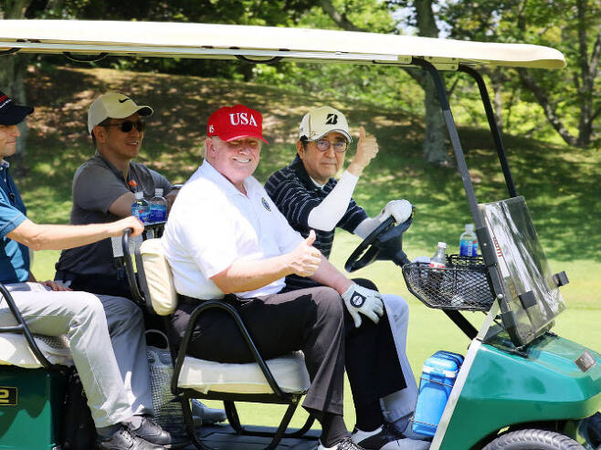 지난 2019년 일본을 방문한 트럼프 대통령과 함께 골프 라운딩을 하는 아베 총리(사진=AFP)