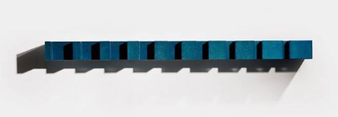 도널드 저드, Untitled, blue lacquer on galvanized iron, 12.2x175.0x23.0(d)cm, 4.8×68.9×9.1in executed in 1967, 가격 별도문의. /서울옥션