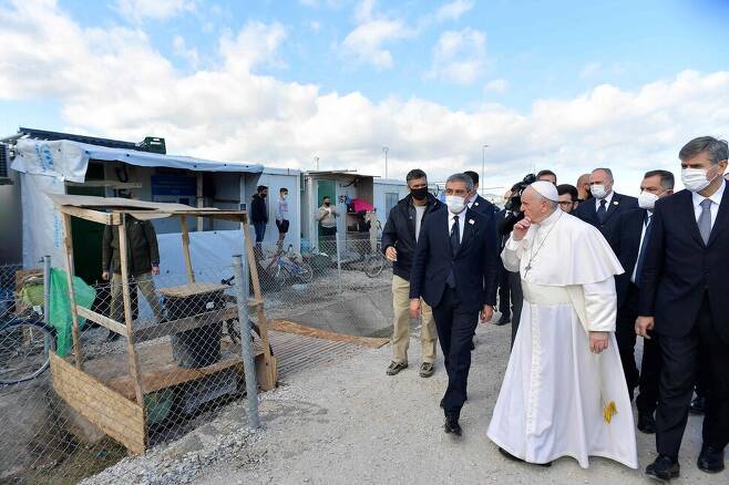 프란치스코 교황이 5일(현지시간) 그리스 레스보스섬의 난민 캠프를 방문하고 있다. 교황청 공보실 제공 연합뉴스