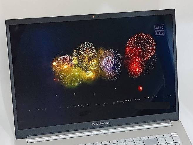 OLED의 화질을 제대로 보여주는 야간 불꽃놀이 유튜브 영상