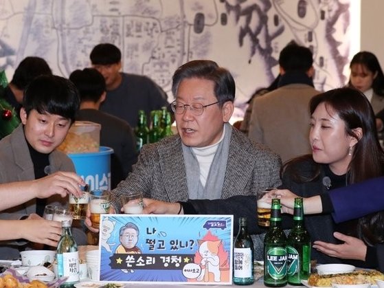 이재명 민주당 후보가 지난 3일 전북 전주 한 음식점에서 청년들과 '소맥회동'을 하고 있다. 이 후보는 '쓴소리 경청' 차원에서 이런 자리를 마련했다. 연합뉴스