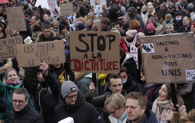 벨기에 브뤼셀 시민들이 5일 강화된 코로나 19 방역 규제에 반대하는 시위를 벌이고 있다. 피켓에 "독재를 멈추라"고 썼다. EPA=연합뉴스