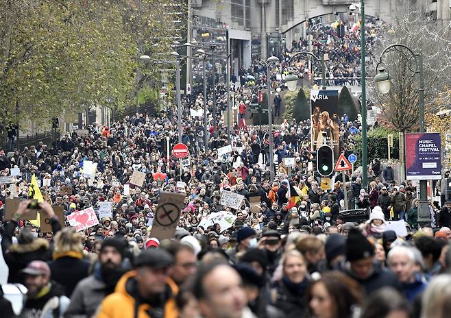 벨기에 브뤼셀 시민들이 일요일인 5일 강화된 코로나 19 방역 규제에 반대하는 시위를 벌이며 도심을 가득 메우고 있다. AP=연합뉴스