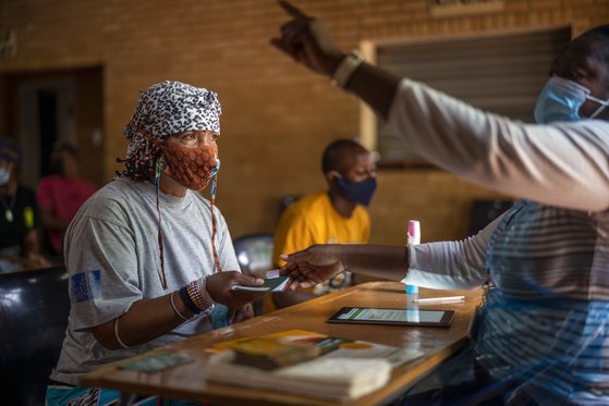 남아프리카공화국 오렌지팜다목적센터에서 코로나19 예방접종 캠페인을 펼치고 있는 방역 관계자. [AP=연합뉴스]