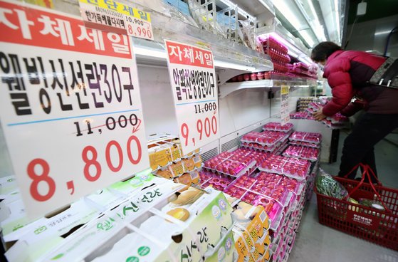 지난 2일 서울 은평구 응암동의 한 식자재마트를 찾은 시민이 달걀을 사고 있다. 통계청이 이날 11월 소비자물가 동향에 따르면 지난달 달걀 가격은 전년 동월 대비 32.7% 올랐다. 뉴스1