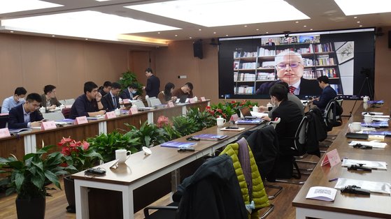 4일 베이징에서 “동계올림픽의 국제관계와 동북아 협력”을 주제로 한 국제학술대회가 열렸다. 오전 첫번째 세션에서 이희옥 성균중국연구소 소장이 화상으로 발표하고 있다. 신경진 기자