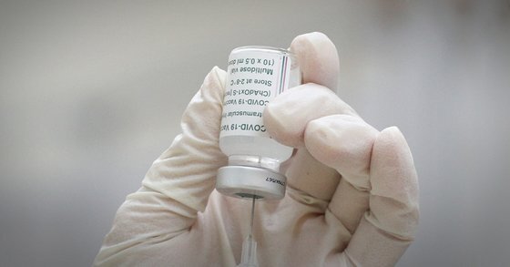 아스트라제네카 백신을 준비 중인 의료진. 뉴스1