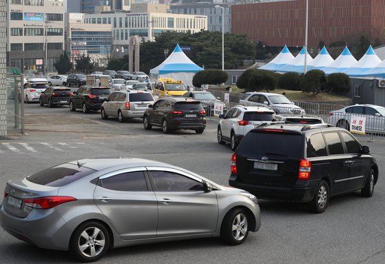 6일 오후 인천 미추홀구 인천대 제물포캠퍼스에 마련된 드라이브 스루 선별검사소에 검사를 기다리는 차량들이 줄을 서 있다. 뉴스1