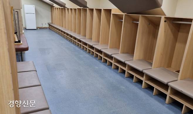 잠실구장 원정 라커룸이 대대적인 공사에 들어간다. 이전까지 공간이 협소해(아래 사진) 복도에 장비를 늘어놔야 했던 원정팀 선수들은 내년 3월 시범경기부터 보다 넓은 공간을 사용할 수 있게 된다.