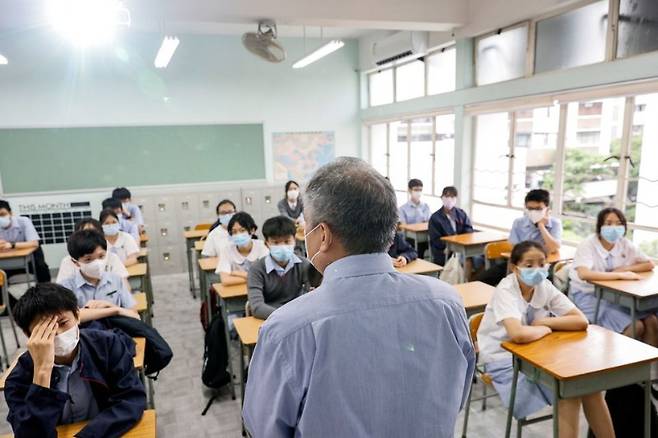 홍콩대 홍콩학생능력국제평가센터가 최근 실시한 ‘홍콩 학생 자퇴 및 교사이직’과 관련한 설문 조사 결과를 공개했다. /사진=연합뉴스