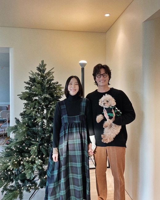 Actor Shin Da-eun, 36, and interior designer Lim Sung Bin, 38, will be parents.Shin Da-eun said on his instagram on the 6th, I have some good news for our family, and Im telling you, I have a new family that we want to protect.I am now in a stable period and I am telling you Careful. I am Odintsovo, who is not yet realistic, but I will live well in a new house that I made with my Holly from next year.We are also one of us.Lim Sung Bin also said, Next year I will be Father. We have a precious life.I am still a father, but I have a lot to do, but I will try harder and harder for Family.  I will be loyal to Dae-eun, who has a child in a small body. The photo, which was released together, shows two people posing positively next to the Christmas tree.Shin Da-eun is putting her hands on her stomach in a pouty checkered dress - a slightly revealing D-line that draws attention.Lim Sung Bin stands tight by Shin Da-eun, his companion dog in a comfortable outfit; the hands of the two men who have been caught in the face are lovely.Shin Da-eun, Lim Sung Bin and his wife married in 2016; it was only five years since they announced their pregnancy.Gentlemen -Im happy to hear from our Family, and Im telling you, we have a new Family that we want to protect, and now were in a stable period and were talking about it in CarefulOdintsovo, who is not yet realistic,From next year, we will join Holly in a new houseIll make a good living with youHey, honey.Another Us#I will be Father next year because I have a precious life for us. I am Father, but I still have a lot to do, but I will try harder and harder for FamilyAbove all, I will be loyal to Dae-eun, who has a child in a small body
