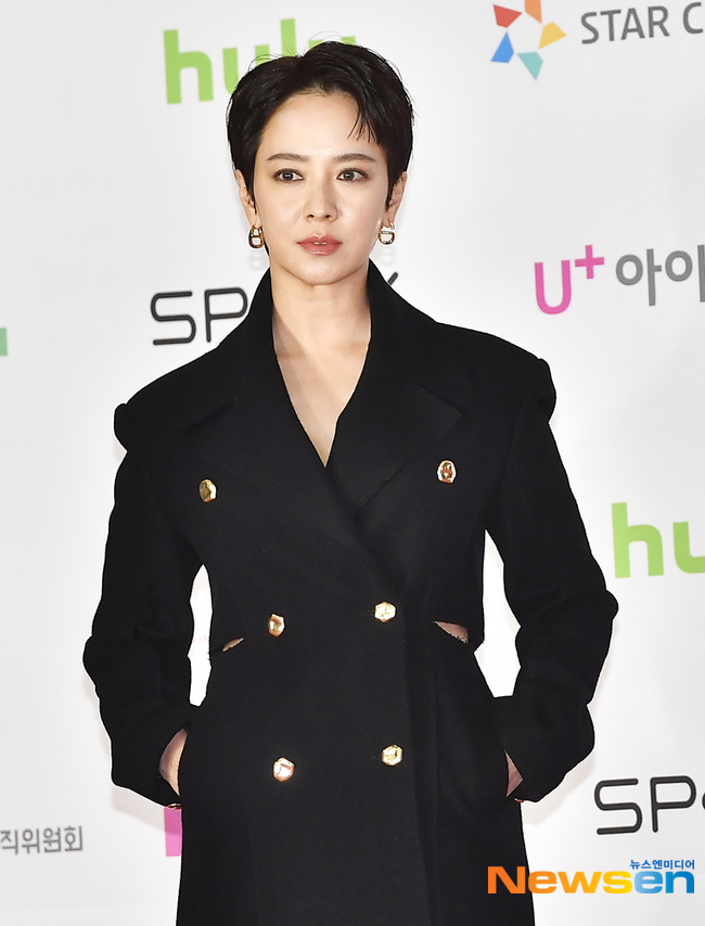 Until Short cut, it was happening, but the actor Song Ji-hyo was troubled by the successive style NG with the dress with the bottom torn.Song Ji-hyo attended the 2021 Asia Artist Awards (2021 Asia Artist Awards, hereinafter 2021 AAA) held on December 2 as the winner of the RET Popular Award.On this day, Song Ji-hyo was especially interested in the first official appearance after the short cut was transformed.Song Ji-hyo showed off her sophisticated and chic charm with long boots styling on Black Coat, which gave her an incision point.Short cut, which was at the center of the controversy, was also curiously well suited to the noise.Song Ji-hyo also hit the camera with a more confident and confident attitude as he did not know the styling point.However, the award styling, which seemed perfect enough to end the styling controversy, was also found to be tainted so that the bottom of the Coat was visible.It was a very fatal mistake to pass on as a happening, considering that the best and worst dressers were decided and recorded forever as articles.Above all, it was an opportunity to imprint a new image beyond the short cut controversy, so the regret remained even more deep.Short cut transform is not an obvious styling mistake because Song Ji-hyo has released photos directly through his SNS and can be disparaged by each viewer.However, it is a complacency mistake of the staff that it is already in the official appearance wearing a problematic dress, not a problem of taste, in the situation where there is already a demand for improvement of styling among fans.It is not an exaggeration to say that styling is not a problem, but a careless attitude is a problem.The sad thing is that Song Ji-hyo is responsible for all of this.It was Song Ji-hyo who stood at the center of the controversy with a short cut and stood in front of the camera with a torn bottom dress.It is Song Ji-hyo who cares that I can not ignore the voice of the sad fans.The difficult situation in which an actor who has to wear a new color and show off his colorful charm every moment is in the wrong style should not be repeated anymore.It seems that the styling staff needs special attention and careful consideration.