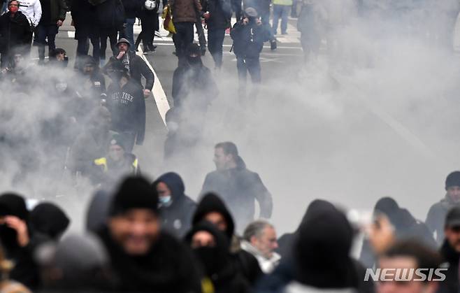 [브뤼셀(벨기에)=AP/뉴시스]벨기에 브뤼셀에서 오미크론 코로나19 변이 바이러스 등장에 따른 정부 규제책에 반대하는 시위대의 시위가 열렸다. 경찰은 이들의 대응이 폭력 사태로 이어졌다고 판단, 물대포와 최루탄을 사용하며 진압에 나섰다. 2021.12.06.photo@newsis.com