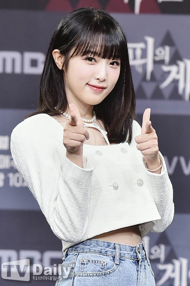Singer Choi Ye-na from IZ*ONE has been left in distress over malicious rumors.Earlier, SBS 8 News reported that he had exchanged private conversations with Celebrity A, a singer, while reporting various suspicions about Lee, a former affiliate of CJ Group and a representative of the current investment company.According to reports, Lee asked the representative of CJ affiliates to take care of Mr. A, and Mr. A made a fixed appearance in the CJ affiliate program.As the report was reported, there was a lot of speculation about A online.Among them, the netizens pointed out A as Choi Ye-na, and the unfounded malicious rumors that Conglomerate president looked after him spread rapidly.Choi Ye-na and his agency immediately refuted.Choi Ye-na said on the 6th, I was so embarrassed and embarrassed to watch all the situations that my name was three letters in the work that was not entirely unrelated and had no one-sidedness at all and spread quickly as if it were true.Why do you have to go through this nonsense?And I think there are many people who believe so now, so I am still so angry and upset. He repeatedly voiced, I have nothing to do with me. We recently recognized that malicious rumors about our artist Choi Ye-na are being circulated indiscriminately in the online community and SNS, said Choi Ye-na. I clearly say that it is not related to the rumor.I want to respond to the evil people who have caused mental pain and damage to Choi Ye-na, who is now dreaming at the age of early 20s. In addition, the agency added, We will strongly take legal action against malicious posts, slander and dissemination to protect the rights of The Artist.Earlier, the agency said on January 1, We will take legal action against malicious posts to protect the rights of our artist, and we will respond strongly without any preemption or agreement in this process.Meanwhile, Choi Ye-na made her debut as a project group IZ*ONE after announcing her face through Ment Produce 48 in 2018.