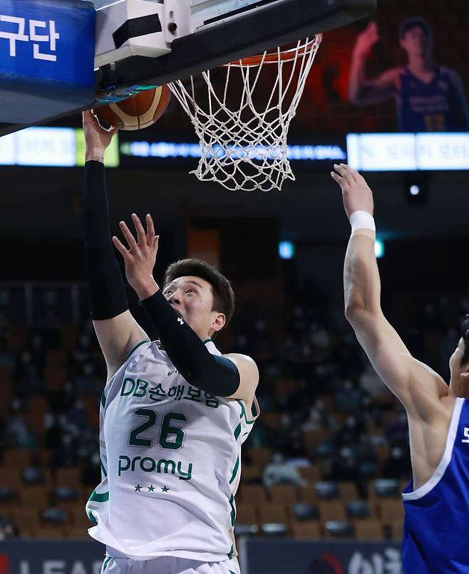 원주 DB 프로미의 제대 병장 강상재가 7일 오후 서울 송파구 잠실실내체육관에서 열린 2021~2022 KBL 프로농구 서울 삼성 썬더스와의 2쿼터에서 골밑을 돌파해 골을 완성하고 있다. (서울=연합뉴스)