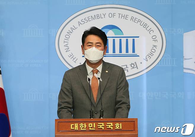 지난해 12월22일 전봉민 의원이 서울여의도 국회 소통관에서 탈당 기자회견을 갖고 있는 모습 © News1 DB