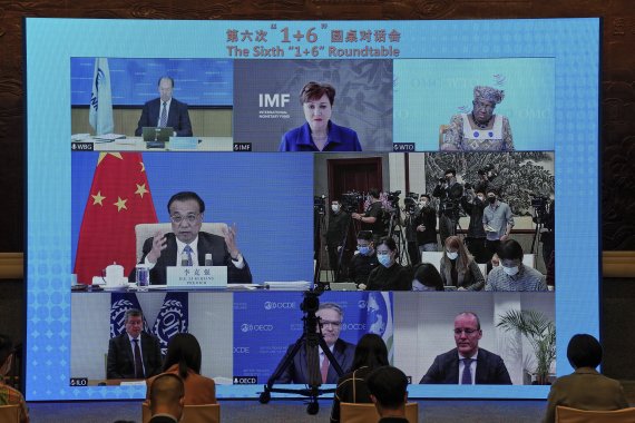 중국의 리커창 총리(왼쪽 가운데)가 6일 중국 베이징에서 국제통화기구(IMF)를 비롯한 6개 국제 금융 기구 사장들과 화상 회의를 진행하고 있다.AP뉴시스