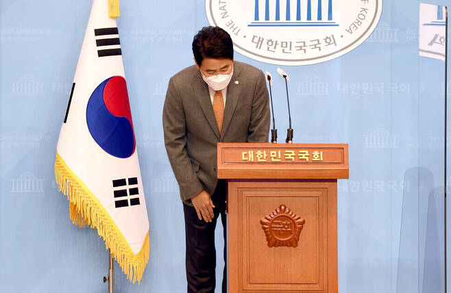 전봉민 국민의힘 의원이 지난해 12월 국회 소통관에서 탈당 기자회견을 하고 있다. 연합뉴스
