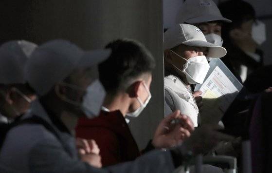 신종 코로나바이러스감염증(코로나19)의 새로운 변이 바이러스인 오미크론 확진자 추가 유입을 막기 위해 모든 입국자에 대한 격리 조치가 시작된 3일 오전 인천국제공항 제1여객터미널에서 베트남 해외노동자들이 자가격리시설로 향하는 수송버스를 기다리고 있다. 연합뉴스