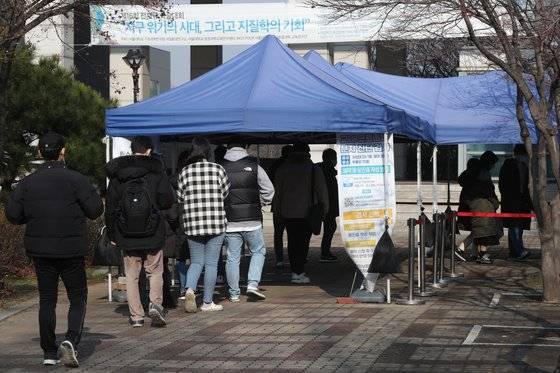 7일 오후 서울 관악구 서울대학교에 마련된 코로나19 분자 진단 검사소에서 학생들과 교직원들이 검사를 받기 위해 줄을 서 있다. 서울에서도 대학가를 중심으로 신종 코로나바이러스 감염증(코로나19) 오미크론 변이 확진자가 처음 발생했다. 뉴스1